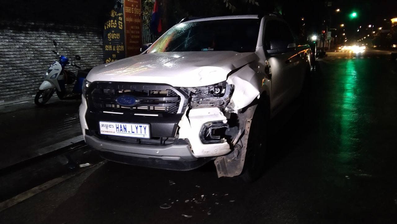 រថយន្តFORD RANGER ពាក់ស្លាកលេខ កម្ពុជា HAN LYTY បុករថយន្តមួយគ្រឿងទៀតពីក្រោយពេញទំហឹងបណ្តាលឲ្យរងការខូចខាតយ៉ាងដំណំ
