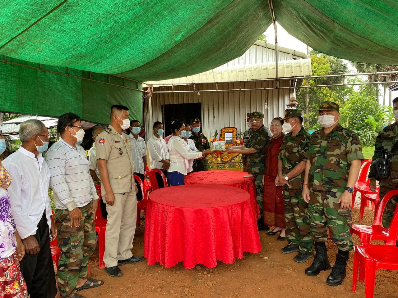 ឯកឧត្តម សៅ សារឿន ប្រគល់ថវិកាគោលនយោបាយ រាជរដ្ឋាភិបាល ជាង ៣០លានរៀលដល់ គ្រួសារសពសពឯកឧត្តម ណុប ផល អតីតមេបញ្ជាការរងកងពលតូចថ្មើរជើងលេខ ៤១