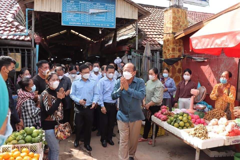 ឯកឧត្ដមអភិបាល ខេត្ត កំពត អញ្ជើញ សាកសួរសុខទុក្ខអាជីវករ ផ្សារ សាមគ្គី ទីរួមខេត្តកំពត