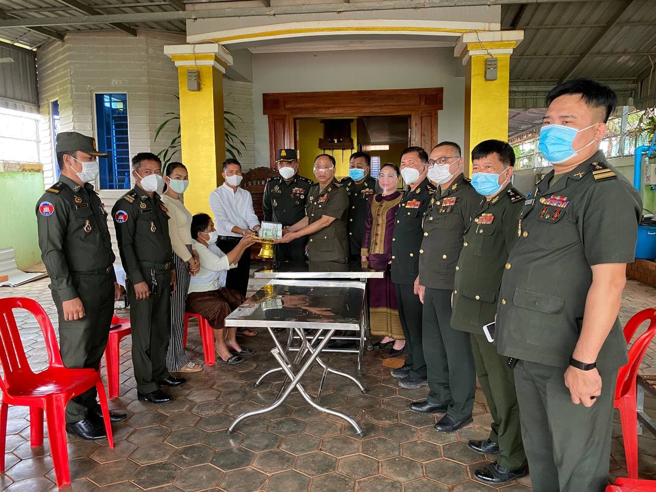 ថវិកាគោលនយោបាយរបស់រាជរដ្ឋាភិបាលចំនួនជាង ៣០ លានរៀល ត្រូវបាន ឯកឧត្តម សៅ សារឿន ប្រគល់ជូនគ្រួសារសព សពឯកឧត្តម ផូ គ្រុយ នៅ ឧត្តរមានជ័យ