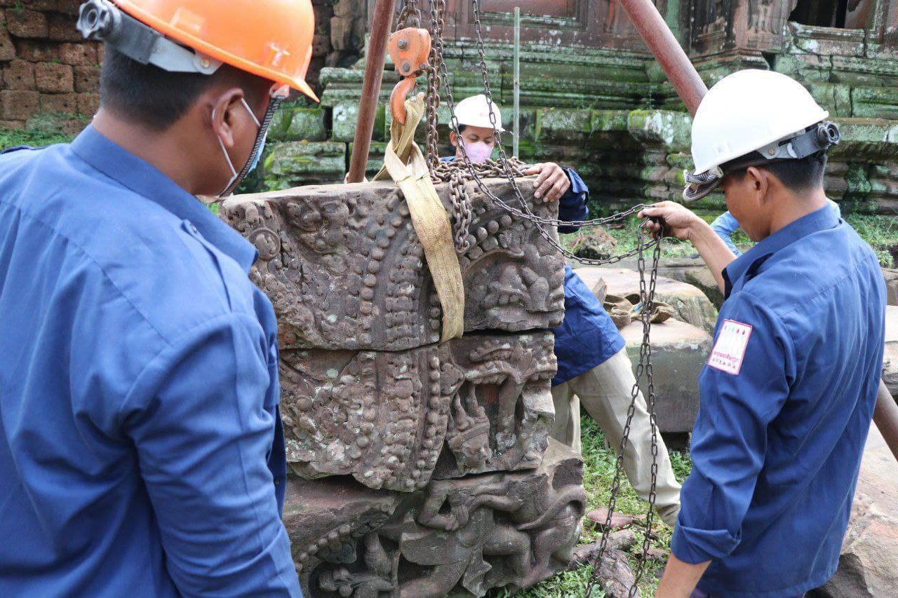 ក្រុមការងារជំនាញ នៃអាជ្ញាធរជាតិអប្សរា ចាប់ផ្ដើមធ្វើការជួសជុល ខ្លោងទ្វារខាងកើត នៃប្រាសាទអង្គរវត្ត