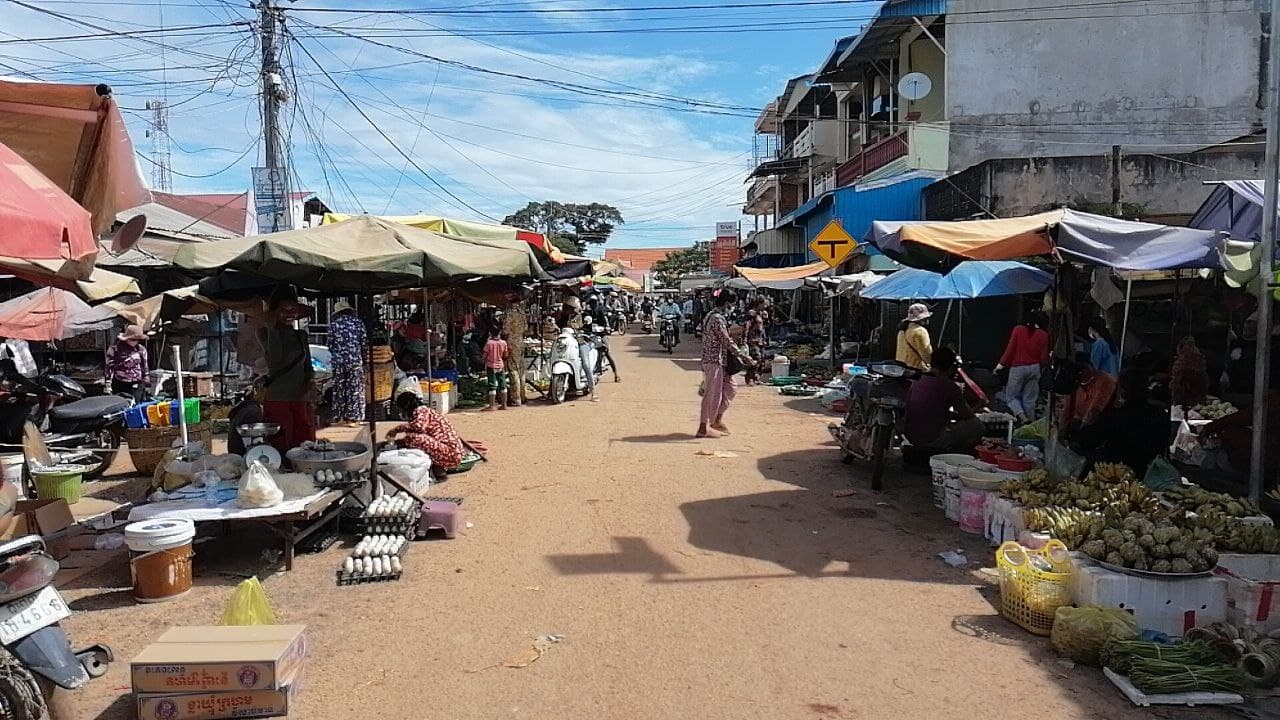 ប្រជាពលរដ្ឋអ្នកធ្វើដំណើរ សំណូមពរដល់អាជ្ញាធរស្រុកបរិបូរណ៍ជួយ រៀបចំសណ្ដាប់ធ្នាប់លក់ដូរលើផ្លូវសាធារណៈខាងជើងផ្សារពន្លៃ ដែលមានការកកស្ទះចរាចរណ៍រាល់ព្រឹក