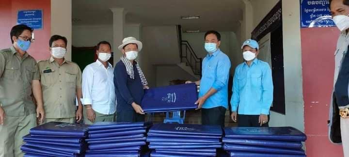 ពលរដ្ឋជាង ១០០គ្រួសារ ដែលរងគ្រោះដោយទឹកជំនន់ក្នុងស្រុកលំផាត់ ត្រូវបានជម្លៀសមកទីទួលមានសុវត្ថិភាព និងទទួលបានជំនួយបឋម គ្រឿងឧបភោគបរិភោគពីអាជ្ញាធរខេត្ត