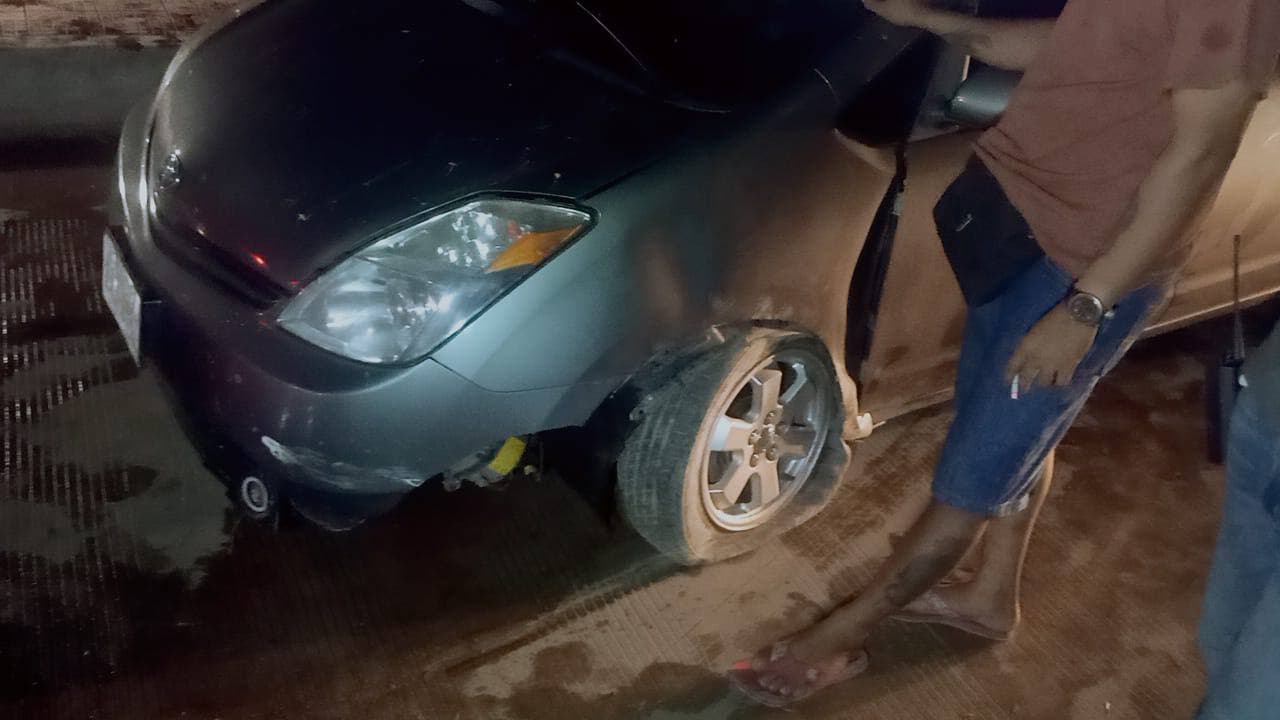 រថយន្ត Prius បើកបុកខឿនផ្លូវ នៅស្ទុបឬស្សីផ្អែម រងការខូចខាតយ៉ាងដំណំ