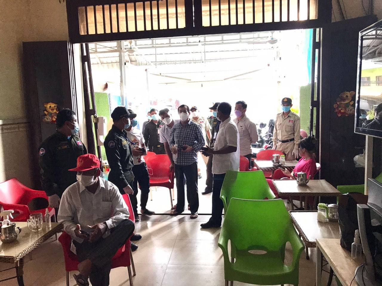 អាជ្ញាធរខណ្ឌចំការមនចុះបង្ក្រាបល្បែងស៊ីសងតាមប្រព័ន្ធអនឡាញក្នុងសង្កាត់ផ្សារដេីមថ្កូវ  ឃាត់ម្ចាស់ទីតាំងម្នាក់យកទៅសួរនាំ