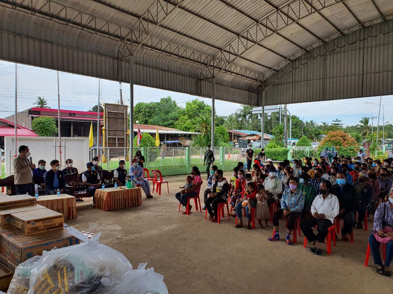 ក្រុមការងាររបស់ស្ថានអគ្គកុងស៊ុលកម្ពុជា ប្រចាំខេត្តសាកែវ ចុះសួរសុខទុក្ខព្រមទាំងបាននាំយកអំណោយ ជាស្បៀងមួយចំនួនជូនបងប្អូនកម្មករខ្មែរចំនួន ១២៨គ្រួសារ
