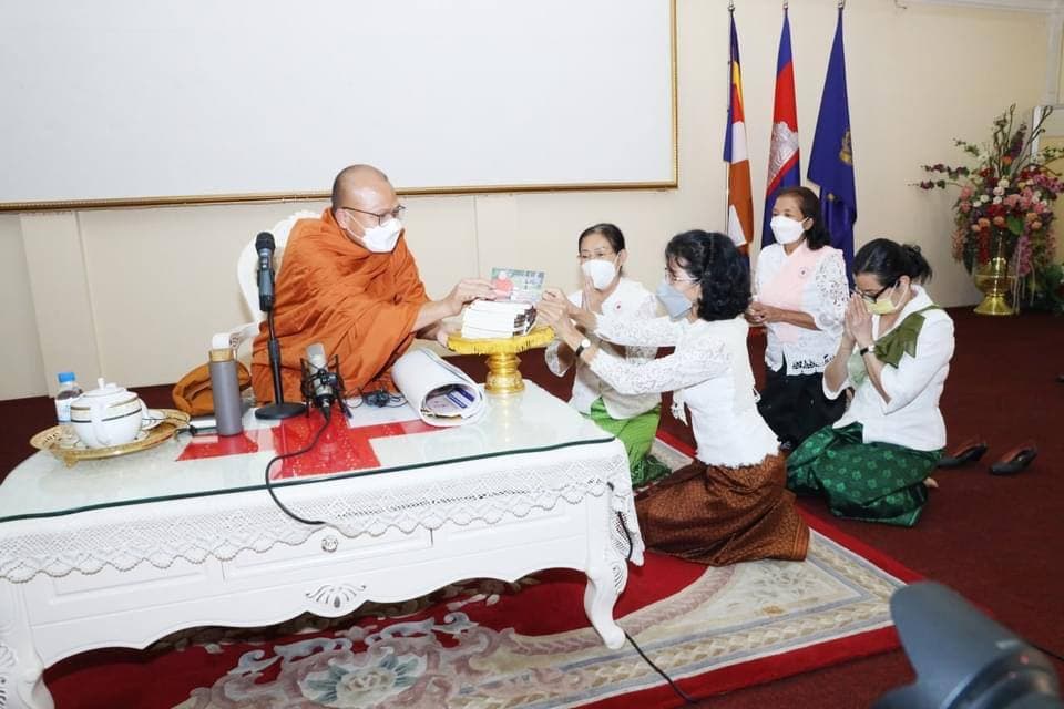 ព្រះភិក្ខុវជិរប្បញ្ញោ គូ សុភាព ប្រទានបច្ច័យចំនួន ៣,៥០០ដុល្លារ ដល់កាកបាទក្រហមកម្ពុជា