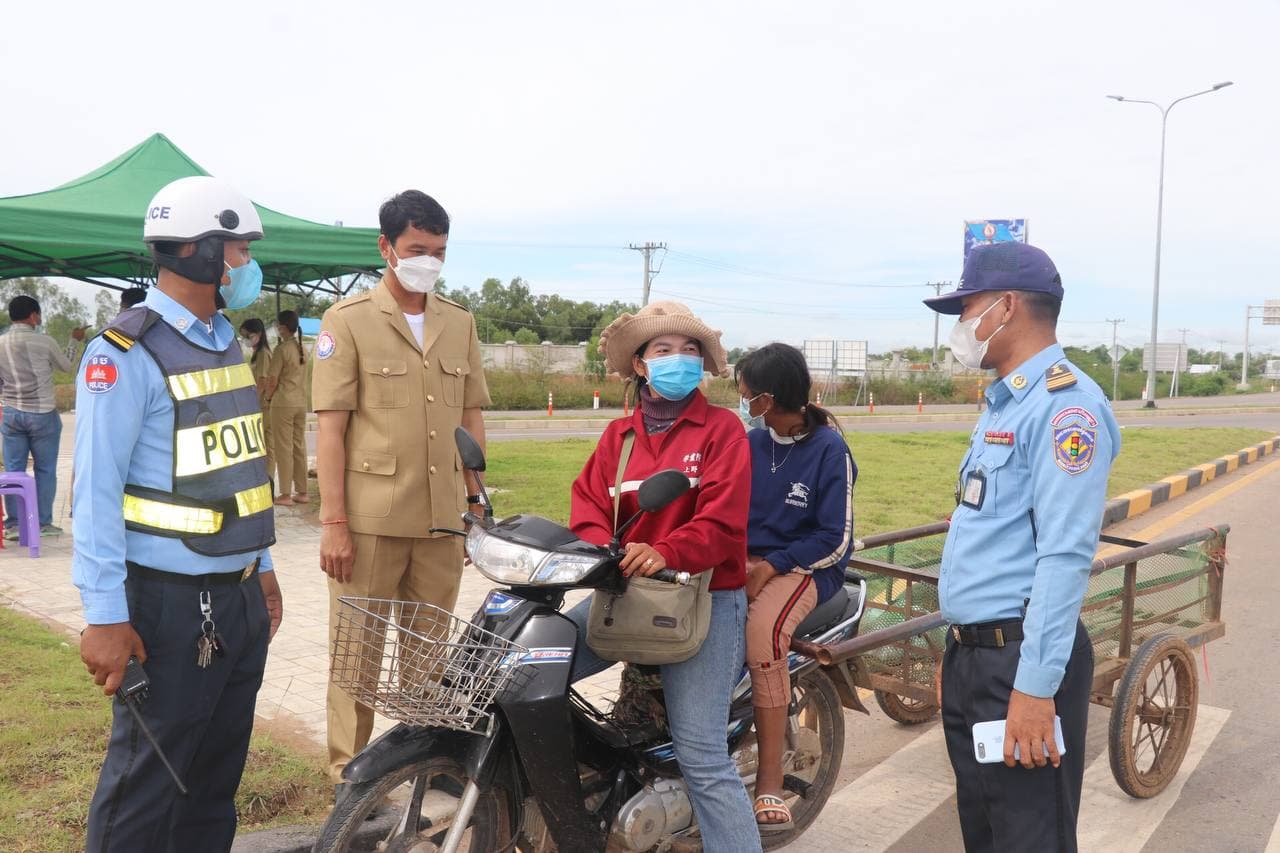 មន្ត្រីជំនាញ ចុះអប់រំផ្សព្វផ្សាយពីទិសដៅចរាចរណ៍ សញ្ញាព្រួញ និងការប្រើប្រាសផ្លូវថ្នល់ ដល់អ្នកបើកបរ និងអ្នកប្រើប្រាសផ្លូវថ្នល់ លើគន្លងថ្មី