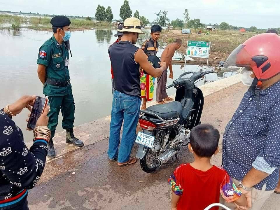 ក្រុមអ្នករុករកបន្តមុជរាវរកមនុស្សបន្ទាប់ពីឃើញឈាមនិងម៉ូតូ១គ្រឿងធ្លាក់ស្ពាននៅផ្លូវជាតិលេខ៥ថ្មី វាងក្រុងសិរីសោភ័ណ