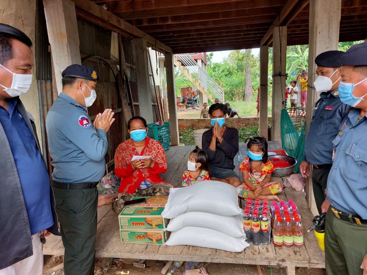 មេបញ្ជាការស្រុកស្អាង និងសប្បុរសជន យកអំណោយចែកជូនគ្រួសារខ្វះខាតយ៉ាងខ្លាំងមួយគ្រួសារ