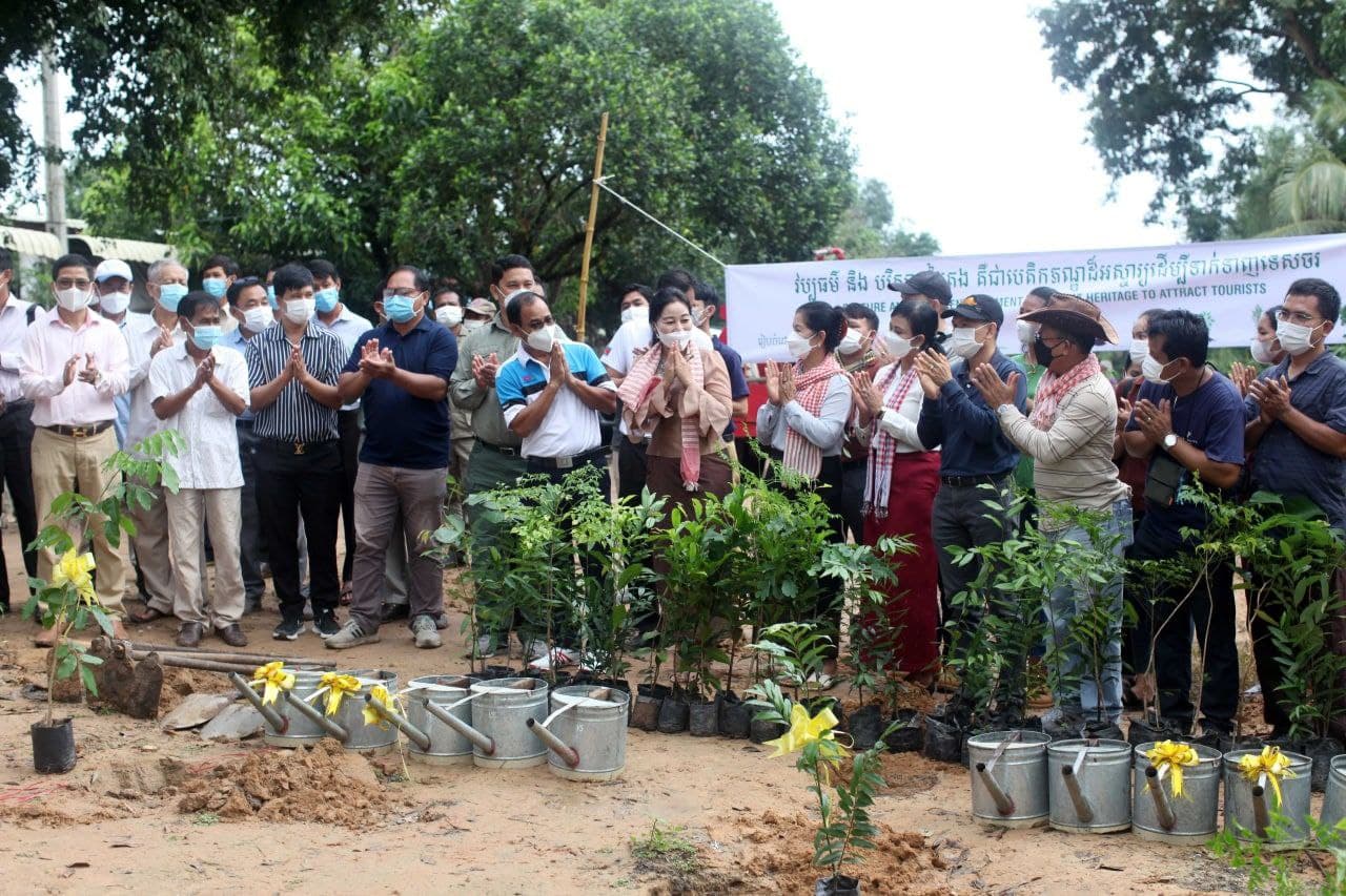 កូនឈើចម្រុះជាច្រើនប្រភេទជាង ៥០០ដើមត្រូវបានអាជ្ញាធរជាតិអប្សរា និងសមាគមទេសចរណ៍កម្ពុជាសហការគ្នាដាំតាមដងស្ទឹងសៀមរាប
