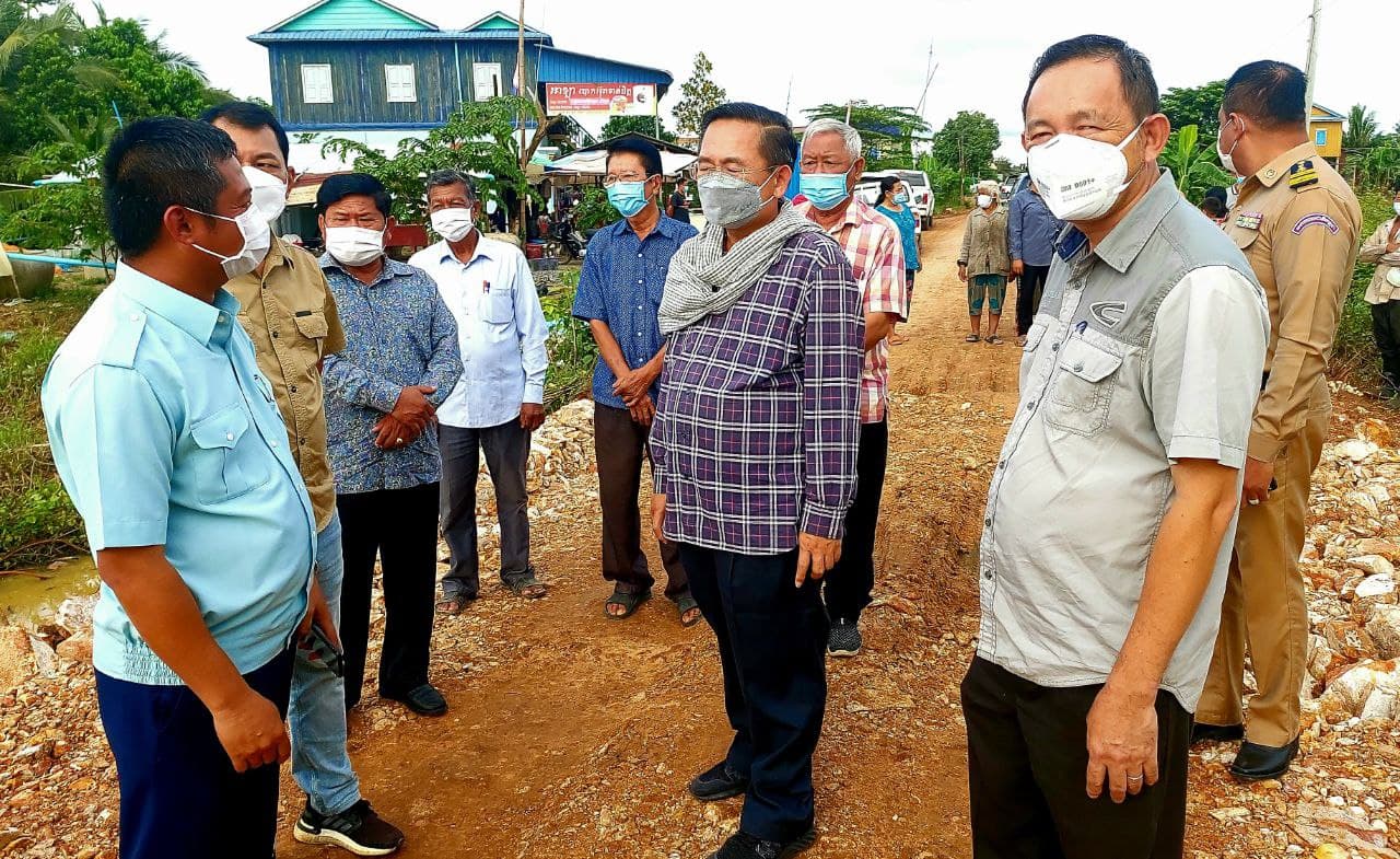 ឯកឧត្តម សុខ លូ អភិបាលខេត្តបាត់ដំបង បានចុះពិនិត្យមើលស្ថានភាពផ្លូវក្រួសក្រហមមួយខ្សែដែលរងការខូចខាតដោយទឹកជំនន់នៃស្ទឹងសង្កែ នៅស្រុកឯកភ្នំ និង ក្រោយពីការជួសជុលរួចរាល់