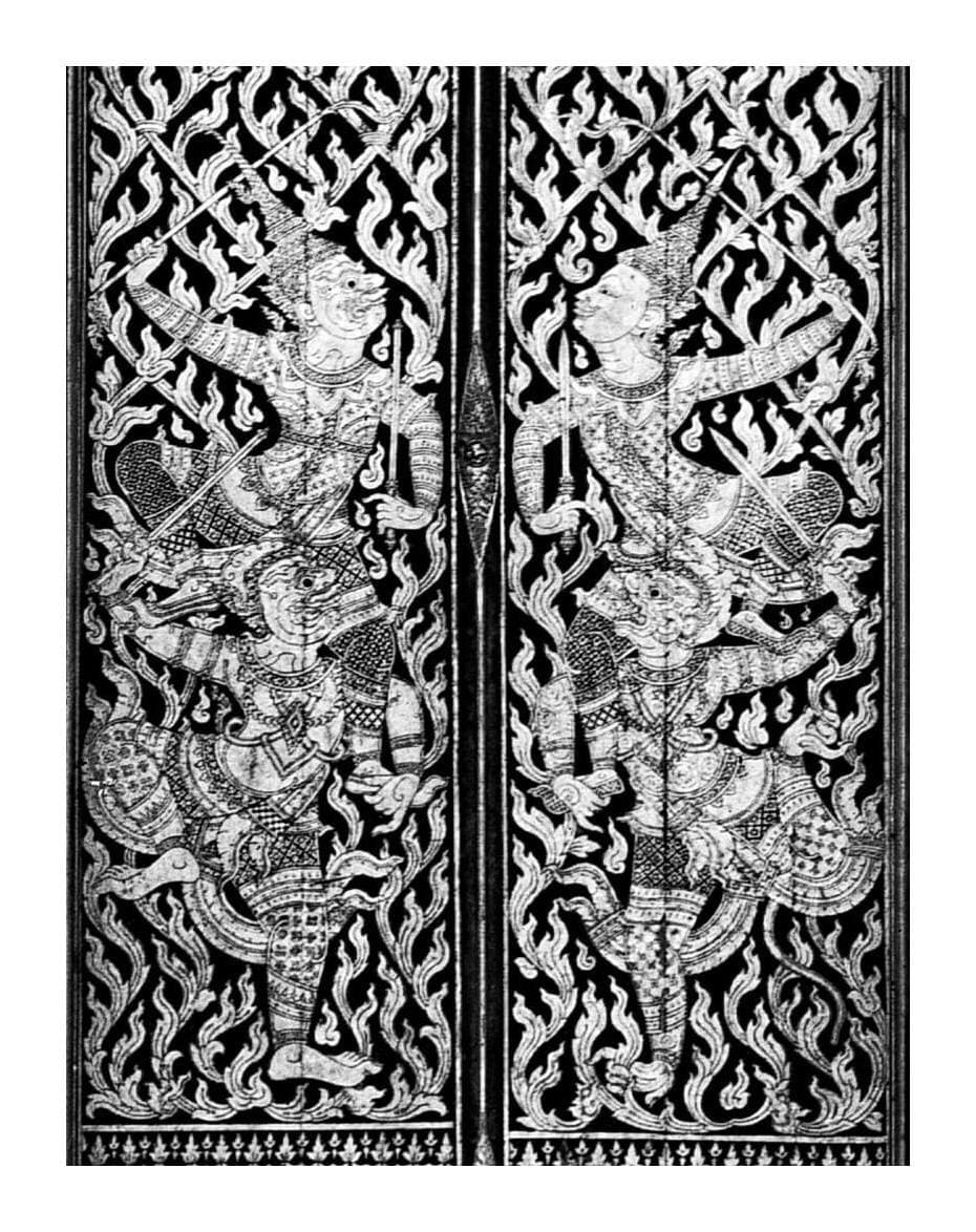 សិល្បៈលម្អសន្លឹកទ្វាររបស់ខ្មែរយើងមានច្រើនបែបដូចជាគំនូរក្បាច់បិទមាស គំនូរក្បាច់បិទសំបកខ្យង ឆ្លាក់ក្បាច់បិទមាស លាបទឹកមាស ឬលាបម្រ័ក្សណ៍ជាដើម ដែលមានសោភ័ណល្អិតល្អន់ និងបង្កប់អត្ថន័យ