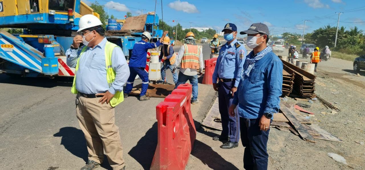 អាជ្ញាធរខេត្តកំពង់ឆ្នាំង និងមន្ត្រីជំនាញសម្រេចកាយផ្តាច់ផ្លូវចូល រោងចក្រ (ខេនស្ព័ត៍ស៊ូ) ដើម្បីរំដោះ ជំនន់ទឹកភ្លៀង ហើយកសាងស្ពានបេឡេជំនួសជាបណ្តោះអាសន្ន