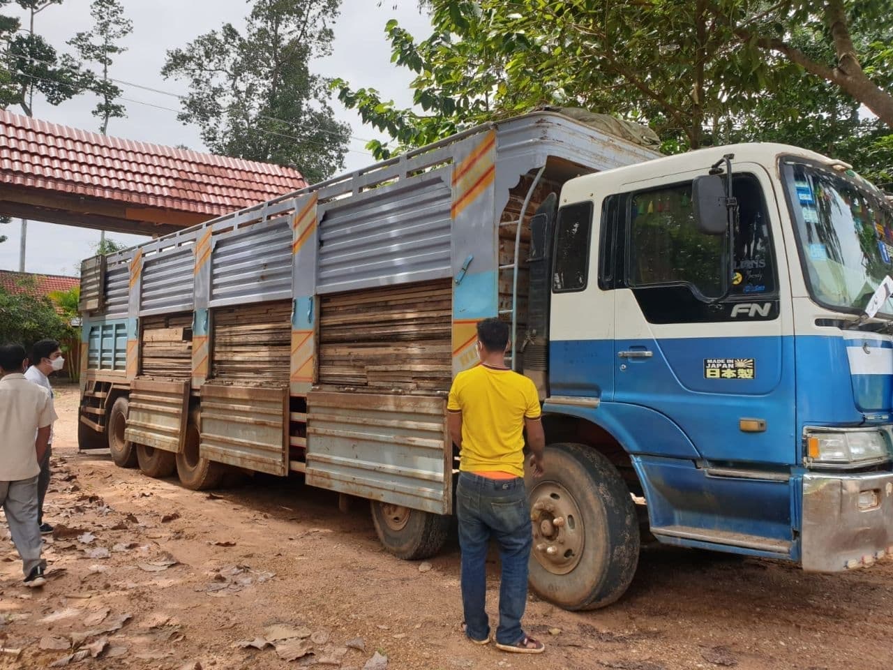 សមត្ថកិច្ចខេត្តឧត្តរមានជ័យ ឃាត់ខ្លួនស្ត្រីថៅកែដឹកឈើដុះស្លែម្នាក់ តៃកុង និងព្រូរថយន្តពីរនាក់ទៀត បញ្ជូនទៅតុលាការ