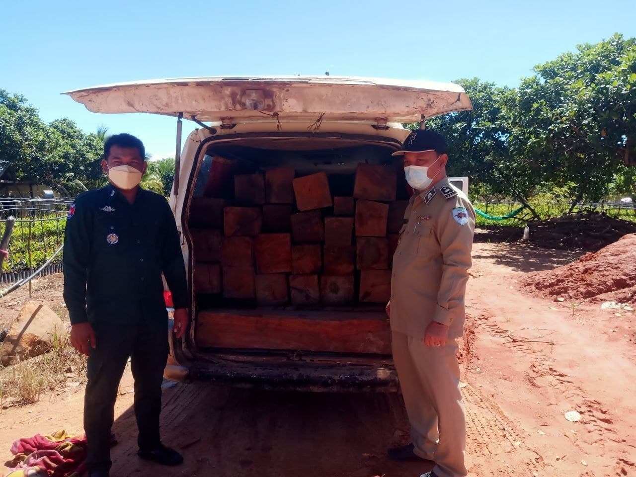 អធិការខាងជើងបឹងទន្លេសាប បង្ក្រាបរថយន្តសាំយ៉ុងដឹកជញ្ជូនឈើល្មើសច្បាប់ ១គ្រឿង