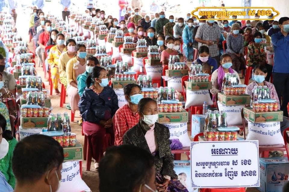 អំណោយសម្តេចក្រឡាហោម ស ខេងនិងលោកជំទាវត្រូវបានថ្នាក់ដឹកនាំ ក្រុមការងារចុះជួយខេត្តបាត់ដំបងយកទៅចែកជូនដល់ប្រជាពលរដ្ឋមានជីវភាពខ្វះខាត