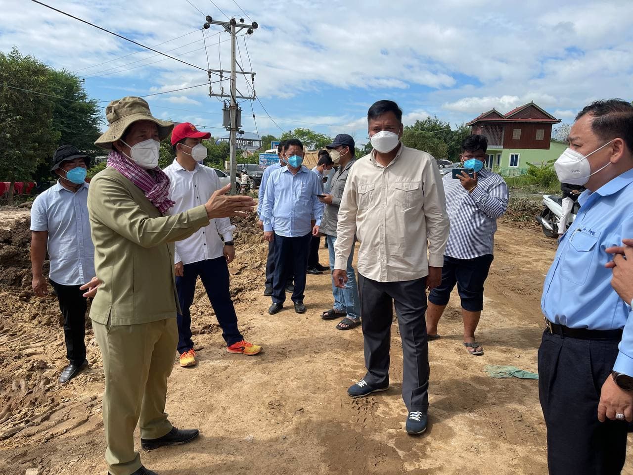 អភិបាលរាជធានី ចុះពិនិត្យទំនប់សណ្ដរស្ទឹងពេលទឹក ស្ទឹងព្រែកត្នោតបានហក់ឡើងយ៉ាងខ្លាំង អភិបាលរាជធានី ចុះពិនិត្យនិងបញ្ជាកម្លាំងភ្លាមៗដើម្បីទប់ស្កាត់