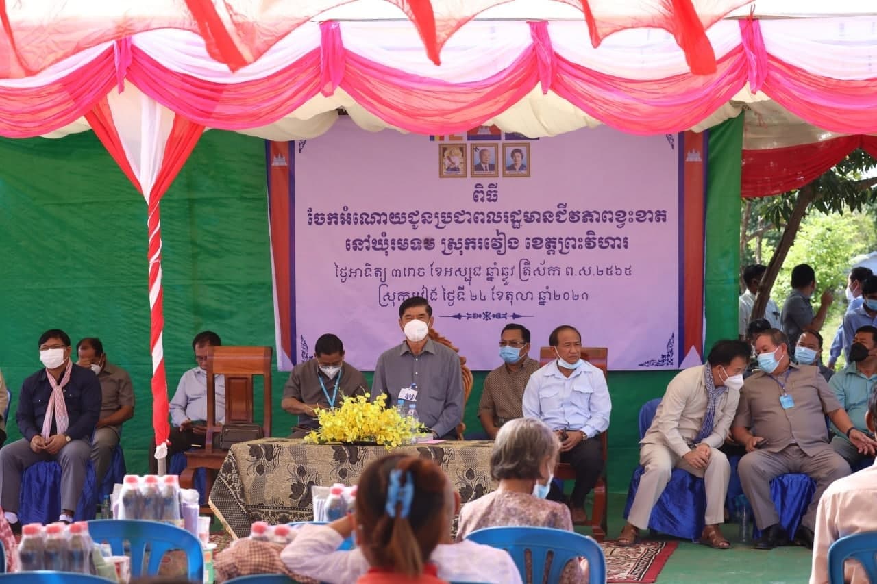 ប្រធានក្រុមការងាររាជរដ្ឋាភិបាល ចុះមូលដ្ឋានខេត្តព្រះវិហារ នាំយកគ្រឿងឧបភោគ បរិភោគ ចែកជូនប្រជាពលរដ្ឋ ២០០គ្រួសារ និងការចែកពូជពពែ ដល់ប្រជាសហគមន៍ជាំពេន នៅក្នុងស្រុករវៀង