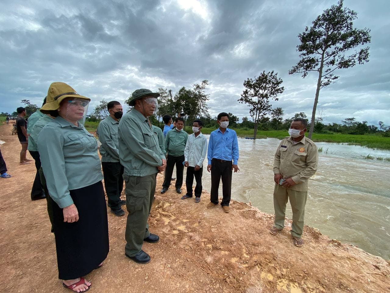 ឯកឧត្តម សៅ សារឿន អញ្ជើញពិនិត្យស្ថានភាពជំនន់ទឹកភ្លៀងហូរកាត់ផ្តាច់ផ្លូវលំ នៅក្នុងឃុំវ៉ារិន