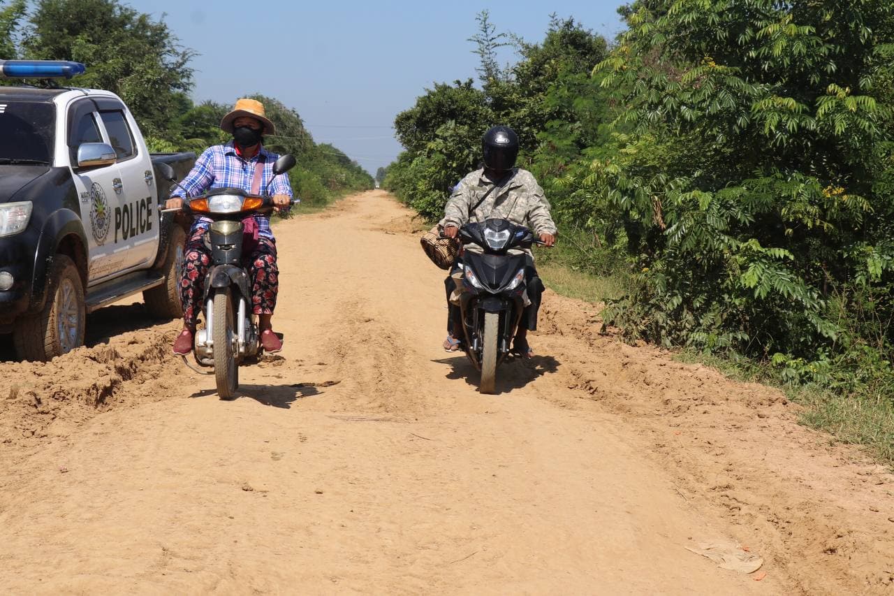 ផ្លូវលំ១ខ្សែ ប្រវែងជាង ៧គីឡូម៉ែត ដែលតភ្ជាប់ផ្លូវជាតិលេខ៥៨D ឆ្ពោះទៅអាងកន្សែង ឃុំសឹង្ហ ខេត្តបន្ទាយមានជ័យ ត្រូវបានស្ថាបនាជួសជុលឡើងវិញ (មានវីដេអូ)