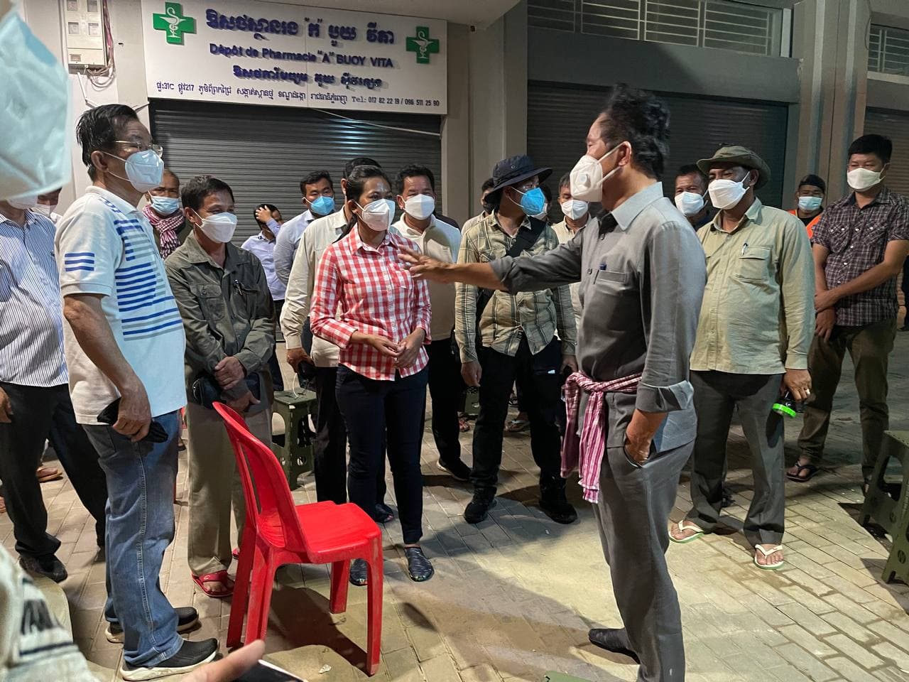 អភិបាលរាជធានី យប់ថ្ងៃ២៧តុលាចុះត្រួតពិនិត្យកម្លាំងនៅទីបញ្ជាការស្រាល មុខផ្សារព្រែកជ្រៃ ដើម្បីត្រៀមសង្គ្រោះពលរដ្ឋដែលរងគ្រោះដោយទឹកជំនន់