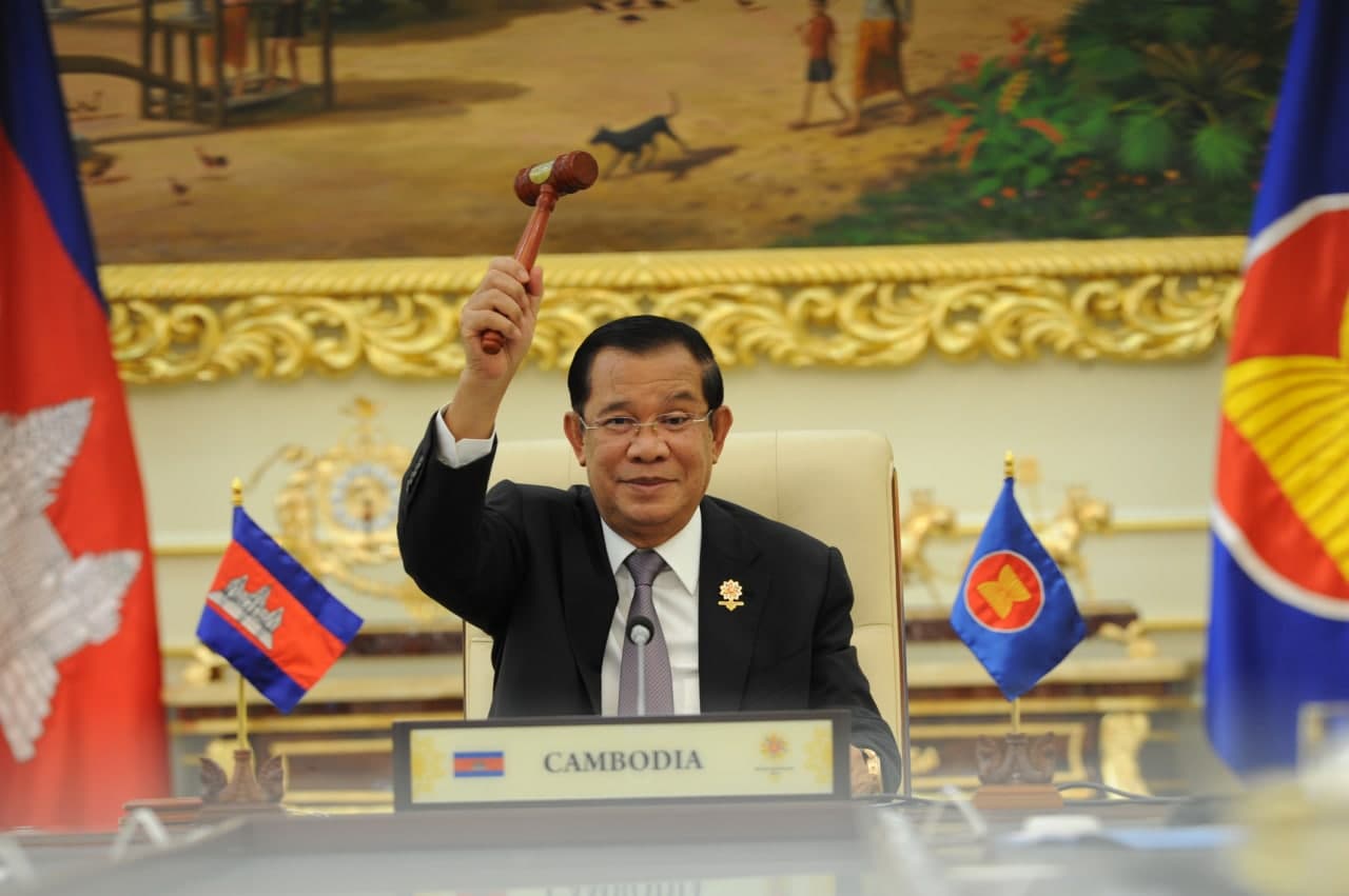 សម្តេចតេជោ ហ៊ុន សែន អញ្ជើញចូលរួមក្នុងពិធីបិទកិច្ចប្រជុំកំពូលអាស៊ាន លើកទី៣៨  និងលើកទី៣៩ កិច្ចប្រជុំពាក់ព័ន្ធ និងពិធីទទួល តំណែងប្រធានអាស៊ាន