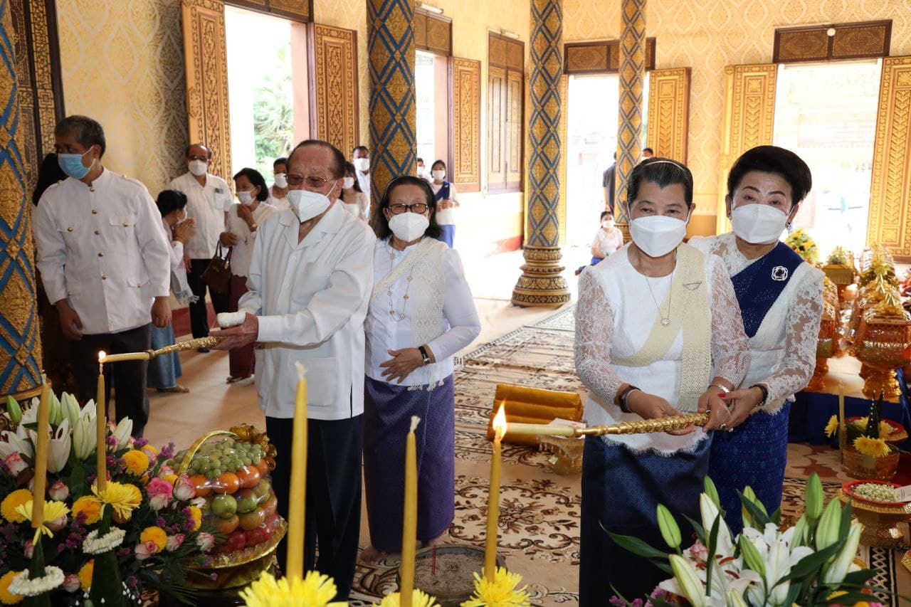 ឧបនាយករដ្ឋមន្ត្រី ហោ ណាំហុង និង លោកជំទាវកិត្តិសង្គហបណ្ឌិត ម៉ែន សំអន ផ្តួចផ្តើមធ្វើអង្គកឋិនទាន