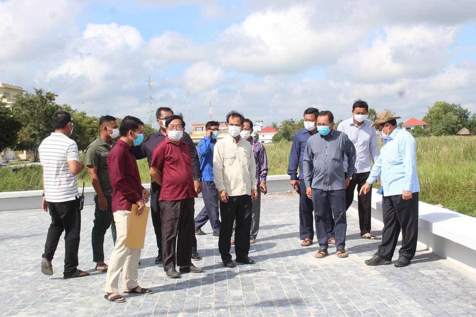 ឯកឧត្តមអភិបាលខេត្តតាកែវ អញ្ជើញដឹកនាំក្រុមការងារពិនិត្យកន្លែងជួសជុលសួនច្បារ មាត់បឹងតាកែវ