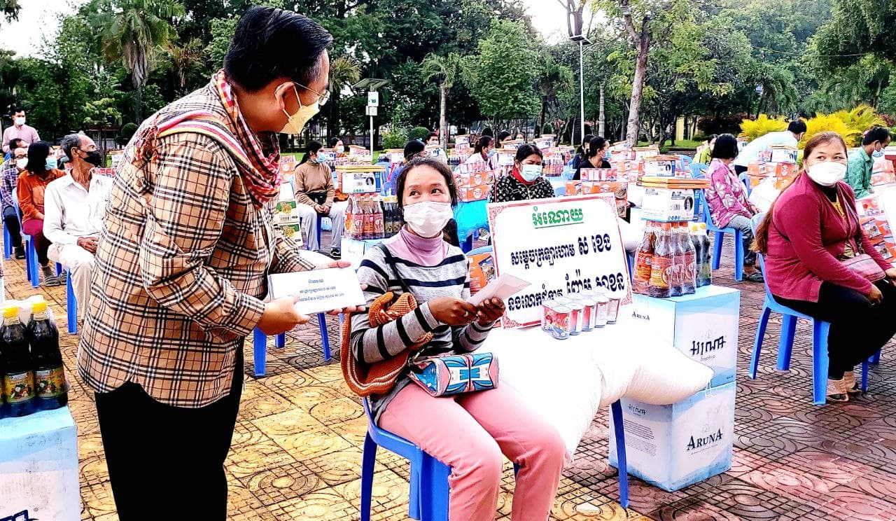 បងប្អូនជាកម្មករសម្អាតអនាម័យថែសួន និងកម្លាំងការពា រសន្តិសុខ សាលាខេត្តបាត់ដំបង បានទទួលអំណោយសម្តេចក្រឡាហោម  ស  ខេង  និង លោកជំទាវ ញ៉ែម  សាខន ពីឯកឧត្តមអភិបាលខេត្ត