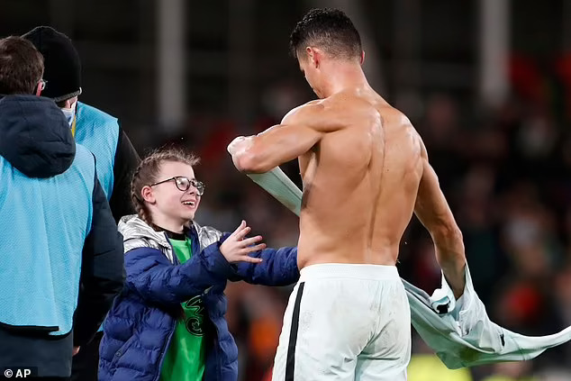 Cristiano Ronaldo ដោះអាវ ជូនអ្នកគាំទ្រម្នាក់ ក្នុងជំនួបព័រទុយហ្គាល់ ជាមួយ សាធារណរដ្ឋអៀរឡង់ កាលពីយប់មិញ