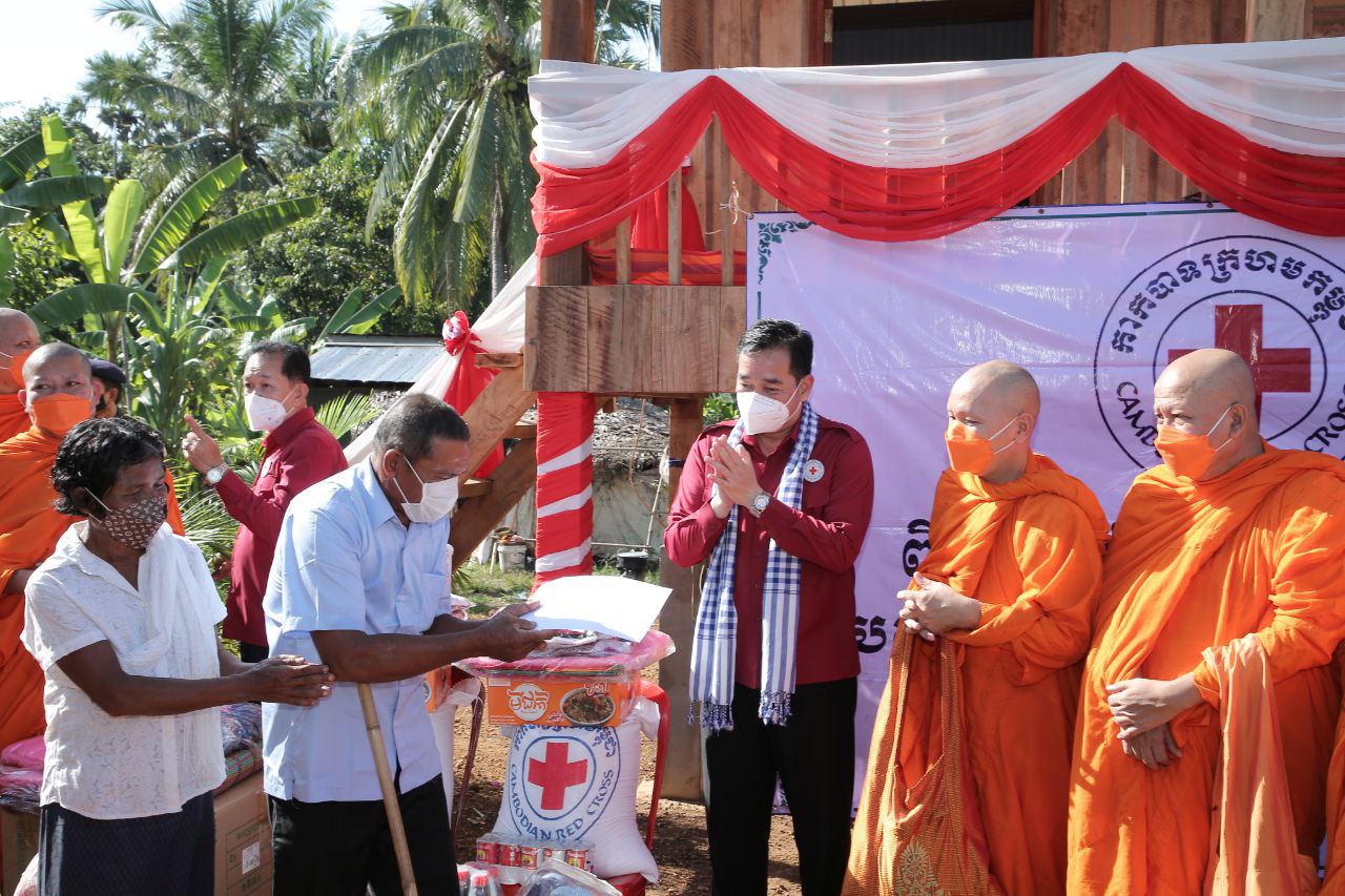ផ្ទះមនុស្សធម៌ទី ៦ របស់សាខាកាកបាទក្រហមកម្ពុជាខេត្ត ត្រូវបានប្រគល់ជូន ជនពិការ ១គ្រួសារ នៅ ស្រុកជើងព្រៃ ខេត្តកំពង់ចាម