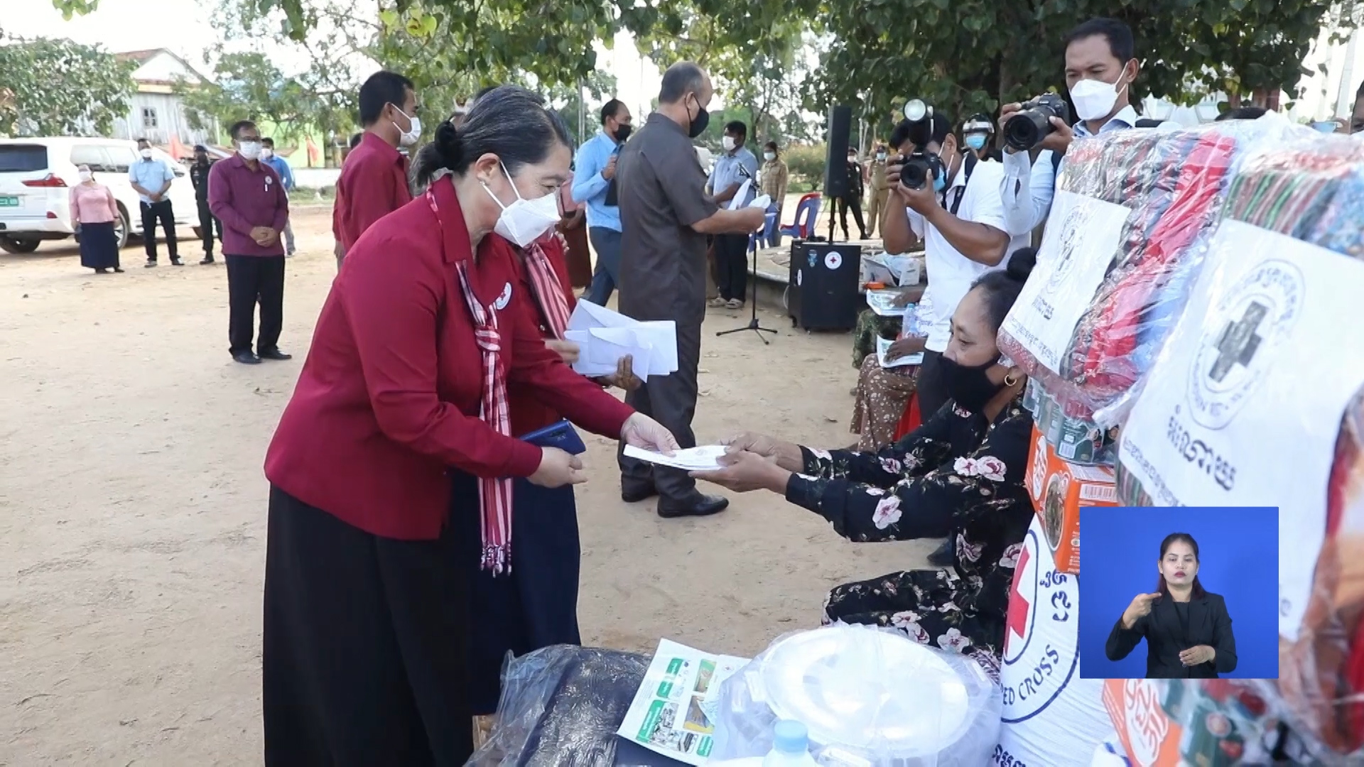 លោកជំទាវ ម៉ែន សំអន បាននាំយកអំណោយចែកជូនដល់ប្រជាពលលរដ្ឋ ដែលរងគ្រោះ ដោយសារខ្យល់កន្ត្រាក់ ចំនួន៨៤គ្រួសារ