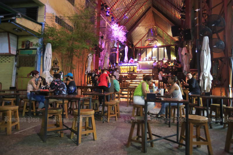 ថៃមិនទាន់ឲ្យបើក ខារ៉ាអូខេ ទេ