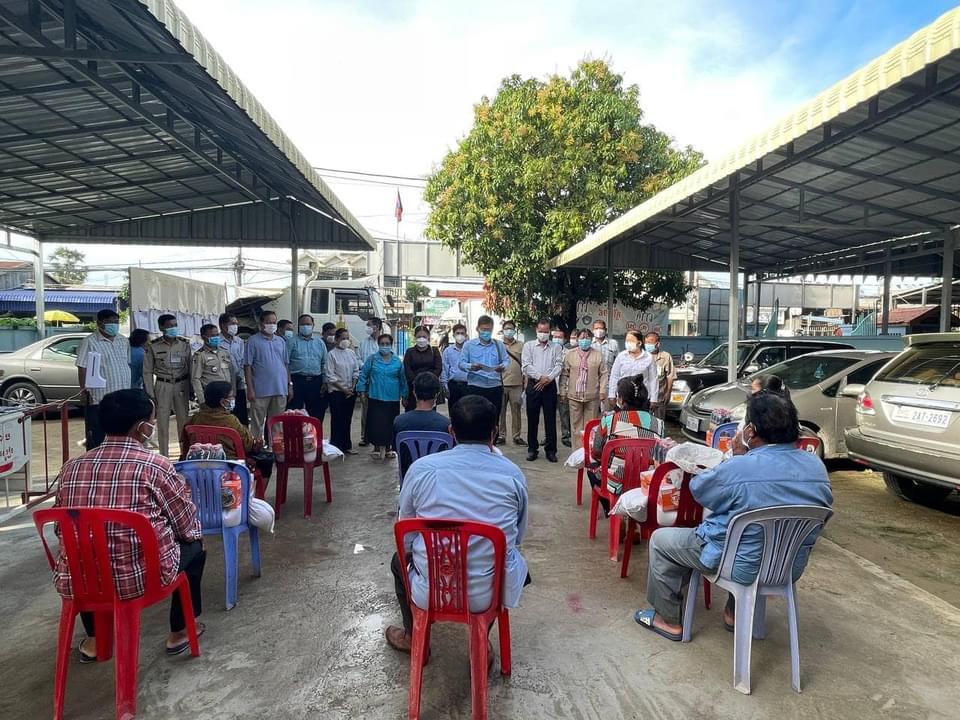 អភិបាលខណ្ឌឫស្សីកែវ យកអំណោយសម្ដេចតេជោ ហ៊ុន សែន ចូលរួមរំលែកទុក្ខសមាជិកសពអ្នកជំងឺកូវីដ១៩