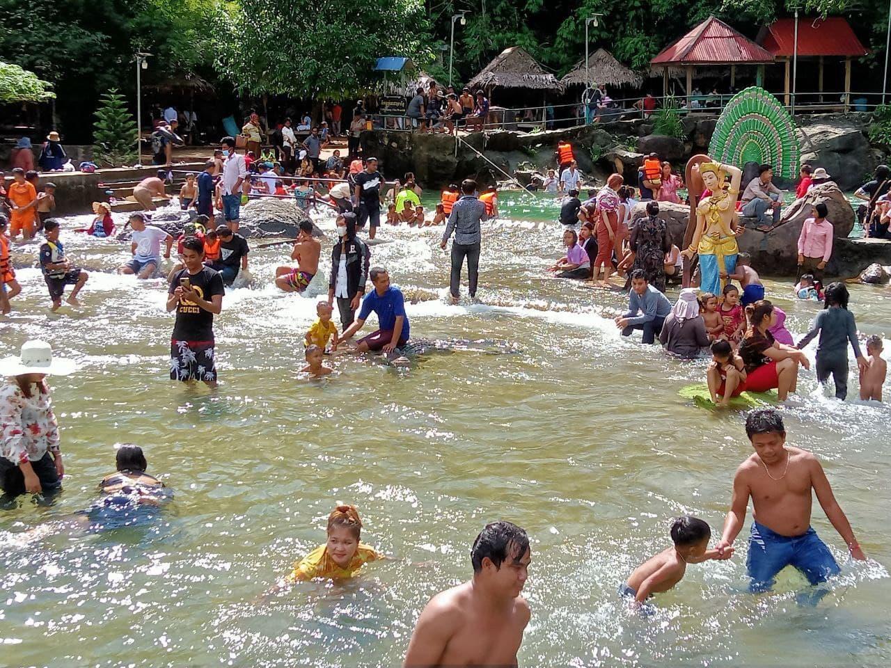 កម្ពុជាមានភ្ញៀវទេសចរជាង១លាន១សែននាក់បានចេញដើរកម្សាន្ត ក្នុងពេលបុណ្យអុំទូក៣ថ្ងៃបូកនឹងថ្ងៃអាទិត្យម្សិលមិញ