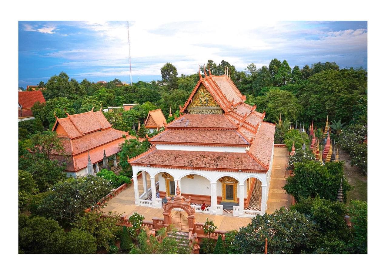 សំណង់ស្ថាបត្យកម្មបុរាណ និងរុក្ខជាតិបៃតងចម្រុះនៅវត្តរាជបូណ៌