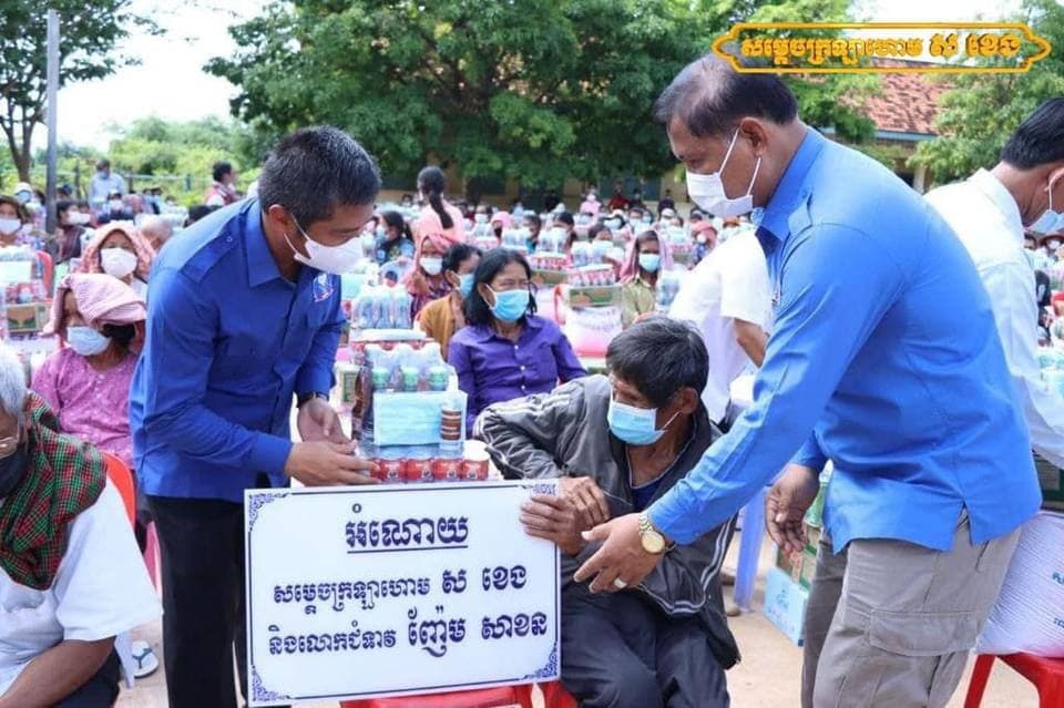 ប្រជាពលរដ្ឋខ្វះខាតក្នុងជីវភាព ១៧០គ្រួសារស្តិតក្នុង ស្រុករុក្ខគីរីខេត្តបាត់ដំបងត្រូវបានទទូលអំណោយសម្តេចក្រឡាហោម ស ខេង និងលោកជំទាវ