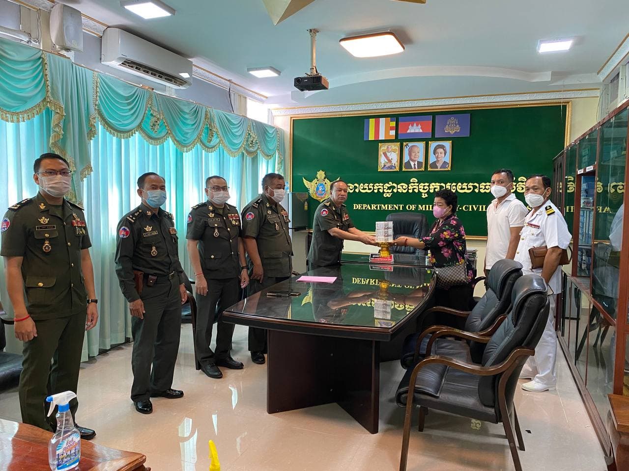 ថវិកាគោលនយោបាយ របស់រាជរដ្ឋាភិបាលជាង ៣០លានរៀល ផ្តល់ជូនលោកស្រី ឈុត សុគន្ធារី ត្រូវជាភរិយានៃក្រុមគ្រួសារសពឧត្តមសេនីយ៍ ម៉ម វីរដ្ឋា