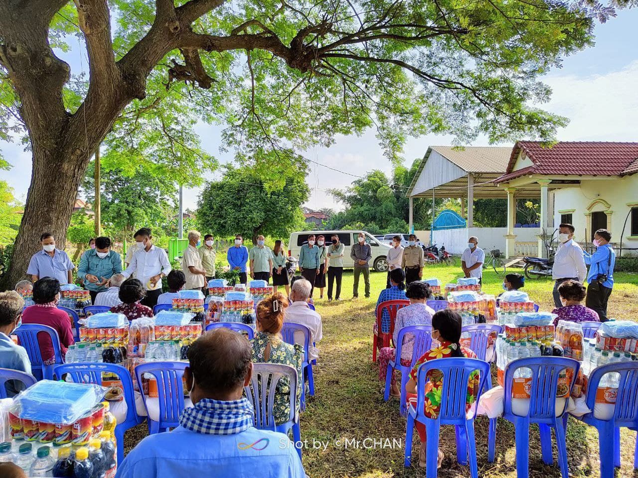 ក្រុមការងារអភិវឌ្ឍយុវជន ខេត្តព្រៃវែង ប្រគល់អំណោយជូនពលរដ្ឋមានជីវភាពខ្វះខាត ក្នុងក្រុងព្រៃវែង