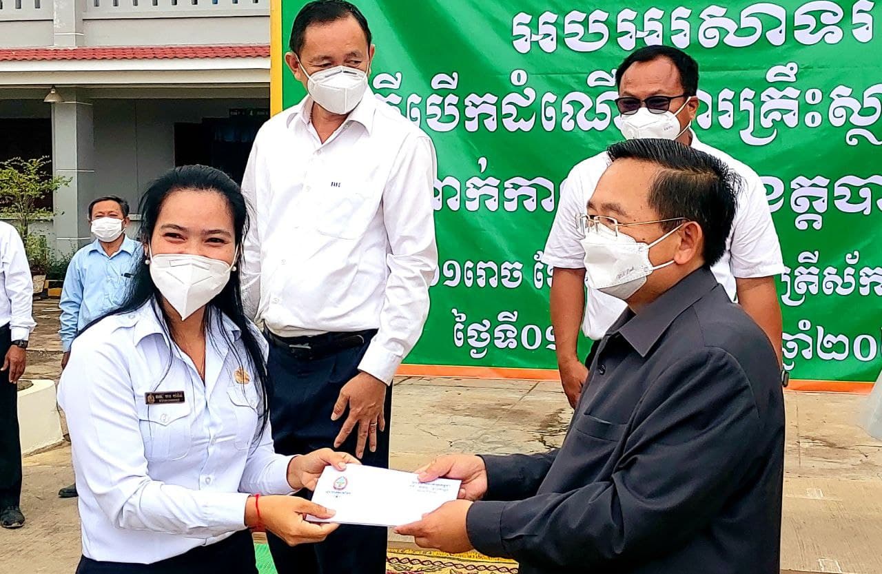 ឯកឧត្តម សុខ លូ អភិបាលខេត្តបាត់ដំបង បានអំពាវនាវដល់មន្ទីរអប់រំ យុវជន និងកីឡា និងនាយកសាលាគ្រប់កម្រិតក្នុងខេត្ត ត្រូវមានវិធានការសុខាភិបាល និងគោរពប្រតិបត្តិឲ្យបាននូវគោលការណ៍ស្តង់ដារ(SOP) តាមសាលារៀននីមួយៗ ឲ្យបានខ្ជាប់ខ្ជួន