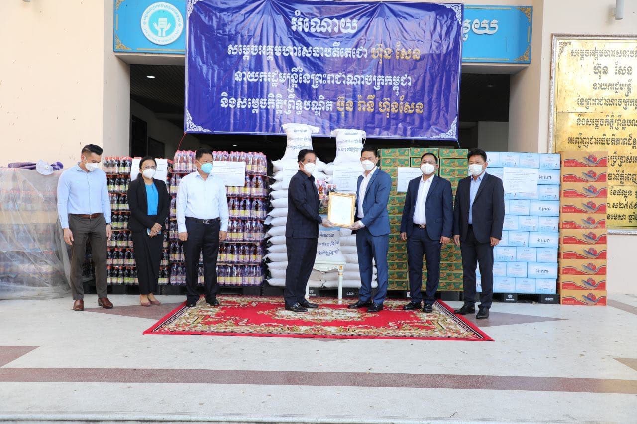អំណោយរបស់សម្តេចតេជោ និង សម្តេចកិត្តិព្រឹទ្ធបណ្ឌិត តាមរយៈក្រុមហ៊ុន ៣អិលអឹមធី អុិនវេសមុិន ឯក ប្រគល់ជូនរដ្ឋបាលរាជធានី ដើម្បីជួយសង្គ្រោពលរដ្ឋរងគ្រោះដោយជំនន់ទឹកភ្លៀង