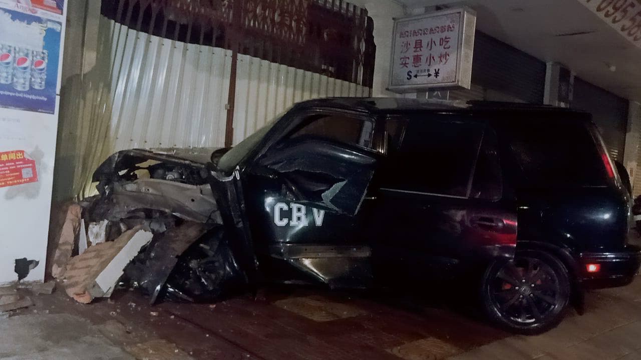 បុរសម្នាក់បើករថយន្ត CRV បុករបាំងថ្មពុះចែកទ្រូងផ្លូវ រួចបន្តទៅបុកចូលផ្ទះប្រជាពលរដ្ឋមួយកន្លែង រងការខូចខាតយ៉ាងដំណំ