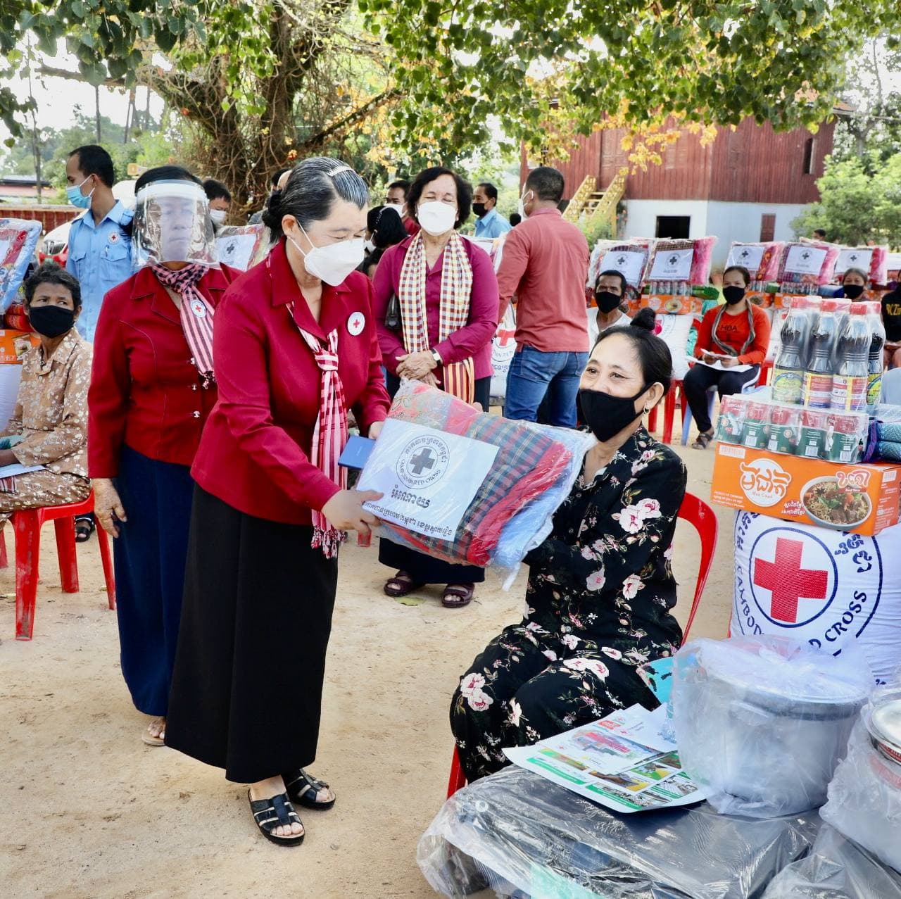 លោកជំទាវកិត្តិសង្គហបណ្ឌិត ម៉ែន សំអន បាននាំយកអំណោយ ចែកជូនដល់ប្រជាពលលរដ្ឋ ដែលរងគ្រោះដោយសារខ្យល់កន្ត្រាក់ចំនួន ៨៤គ្រួសារ