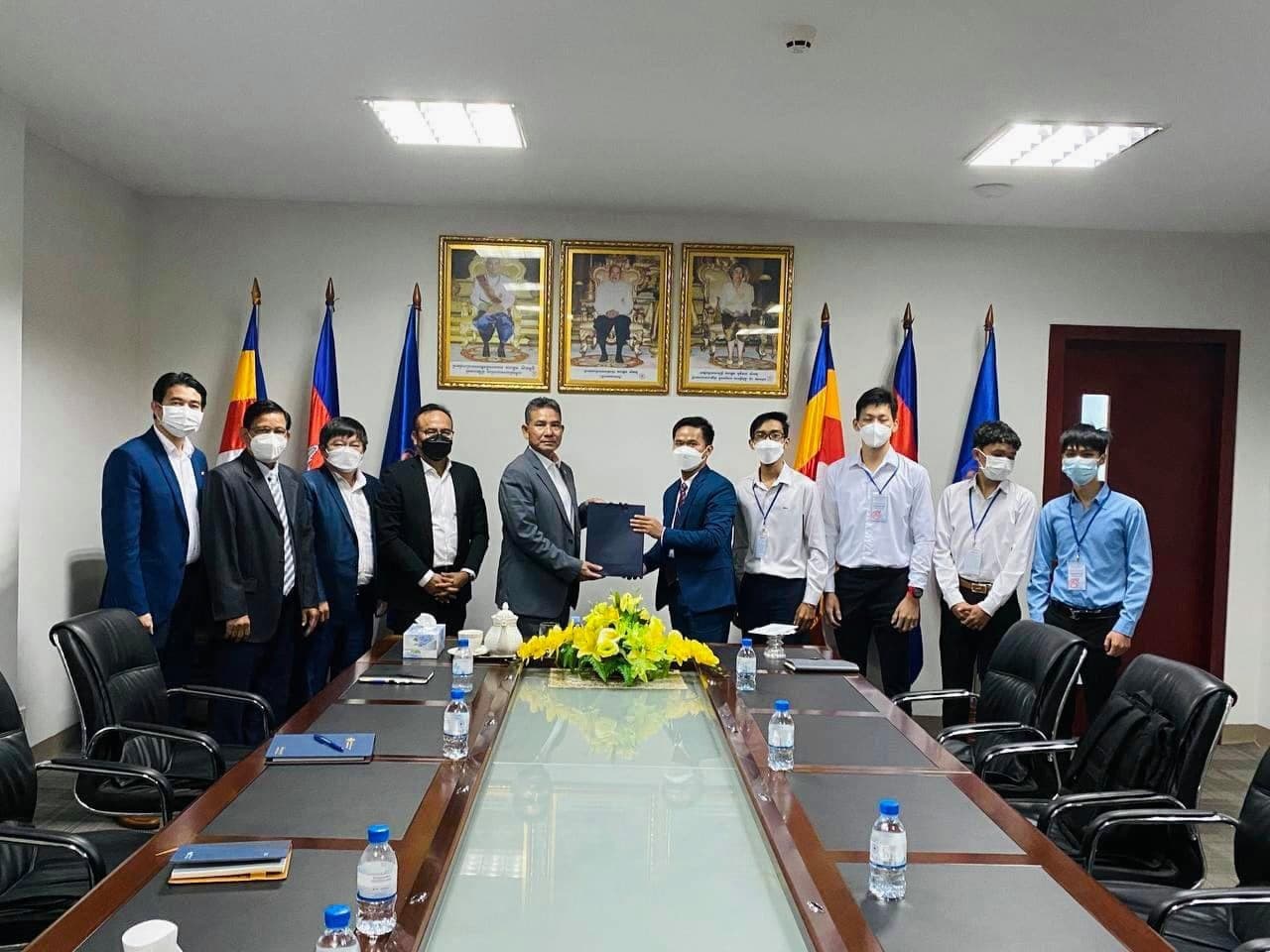ឯកឧត្តមបណ្ឌិត ម៉ៅ ហាវណ្ណាល់ បានអនុញ្ញាតឱ្យតំណាងសមាគមនិស្សិតខ្មែរ និងនិស្សិតទទួលអាហារូបករណ៍ លើមុខវិជ្ជាមេកានិចយន្តហោះ ចូលជួបសំដែងការគួរសម នឹងសុំការណែនាំ