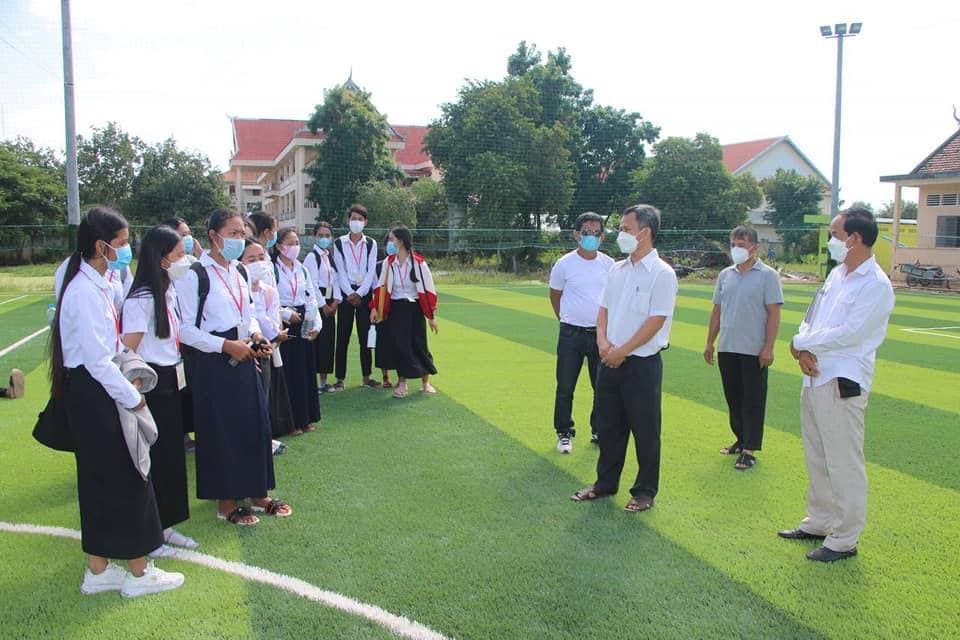 មន្ទីរអប់រំខេត្តបន្ទាយមានជ័យទទួលតារាងបាល់ទាត់ស្មៅសិប្បនិម្មិត ពីរកន្លែងផ្សេងគ្នាបន្ទាប់ពីសាងសង់រួច