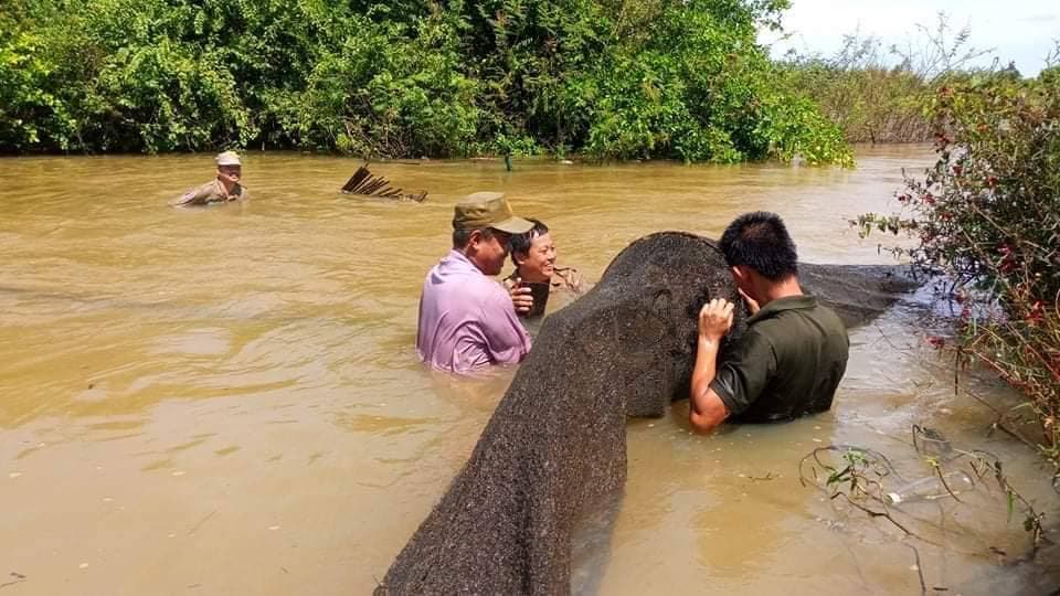 នាយខណ្ឌរដ្ឋបាលជលផលខេត្តកំពង់ចាម ចាត់កំលាំងចុះបង្ក្រាបបទល្មើសនេសាទបង្កឱ្យស្ទះទឹក នាំឱ្យទឹកលិចស្រូវពលរដ្ឋ