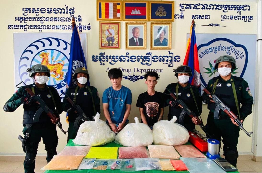 សមត្ថកិច្ចជំនាញនៃមន្ទីរប្រឆាំងបទល្មើសគ្រឿងញៀន បង្ហាញមុខសញ្ញាកែច្នៃ ជួញដូរគ្រឿងញៀន ២នាក់ និងគ្រឿងញៀនជិត ៥៩គីឡូក្រាម មុននឹងបញ្ជូនទៅតុលាការ