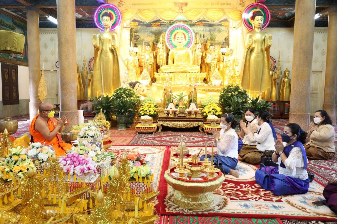 លោកជំទាវកិត្តិសង្គហបណ្ឌិត ម៉ែន សំអន អញ្ជើញចូលរួមអង្គកឋិនទាន នៅវត្តលង្ការកុសុមារ៉ាម