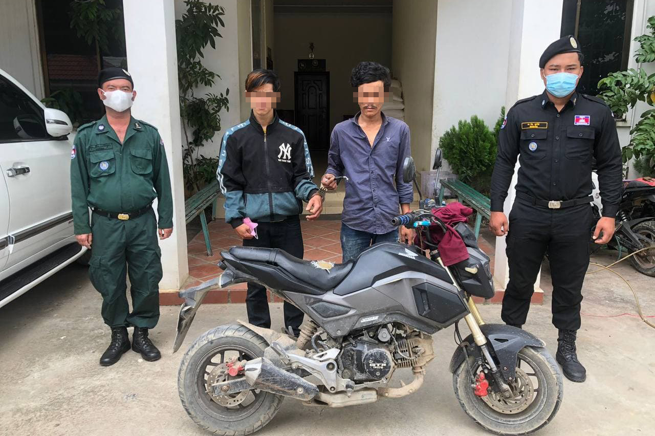 នគរបាលខណ្ឌសែនសុខ ឃាត់ខ្លួនជនសង្ស័យ២នាក់ ពាក់ព័ន្ធ ករណីប៉ុនប៉ងលួចម៉ូតូ